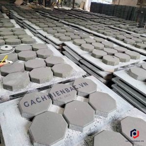 Gạch bát giác tự chèn vỉa hè màu ghi tại nhà máy gạch Miền Bắc