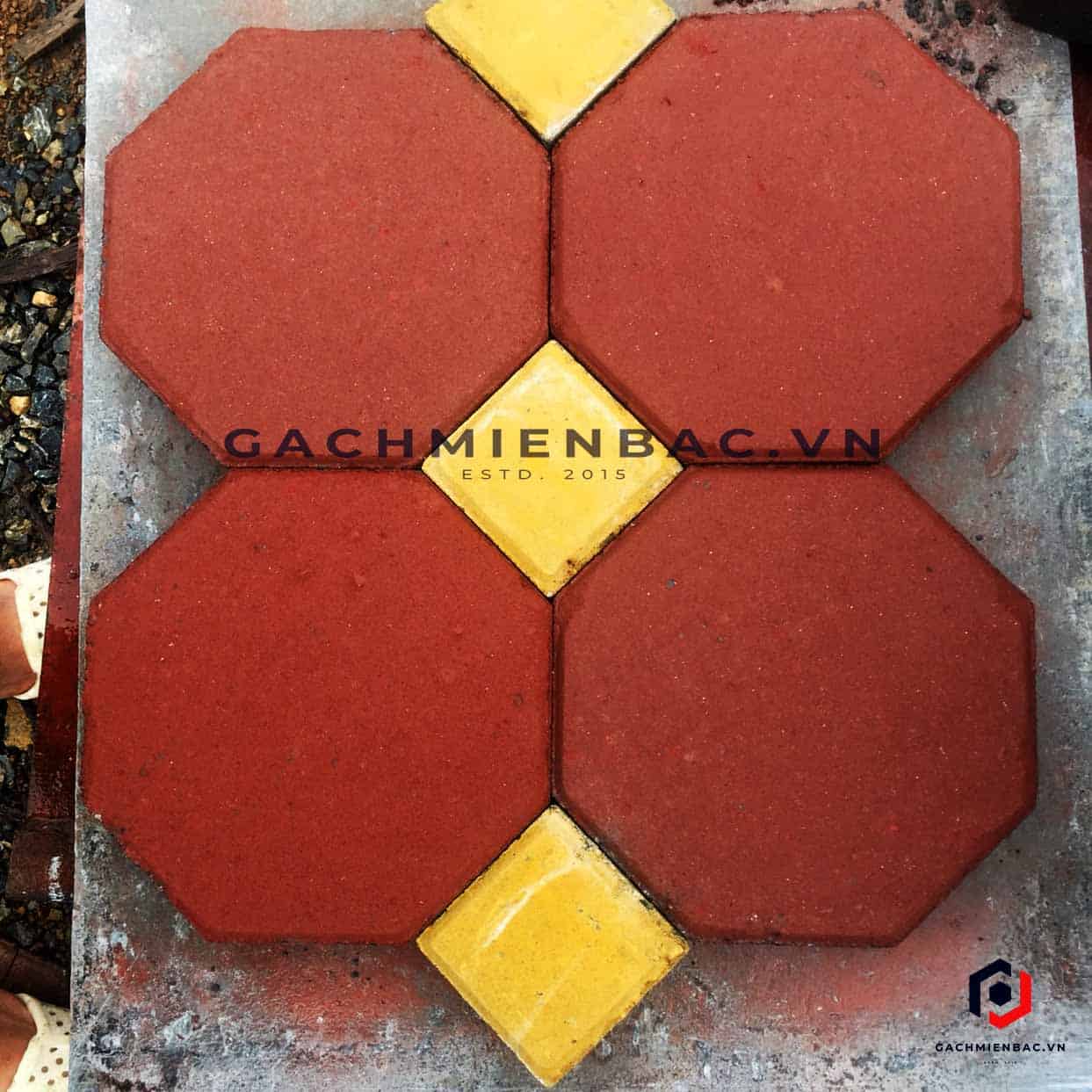 Gạch block tự chèn bát giác màu đỏ và viên nhân vuông màu vàng