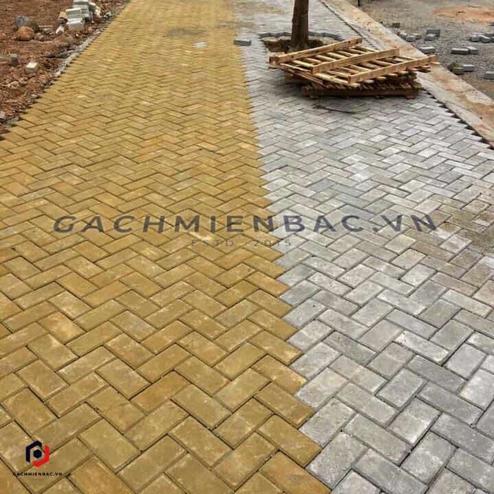 Gạch block tự chèn chữ nhật màu ghi và vàng