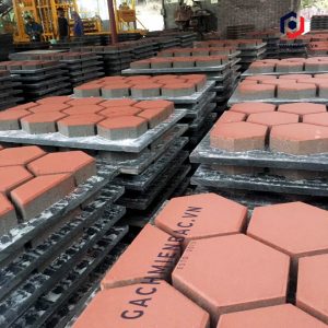 Gạch lục giác lát vỉa hè tự chèn màu đỏ tại nhà máy gạch Miền Bắc