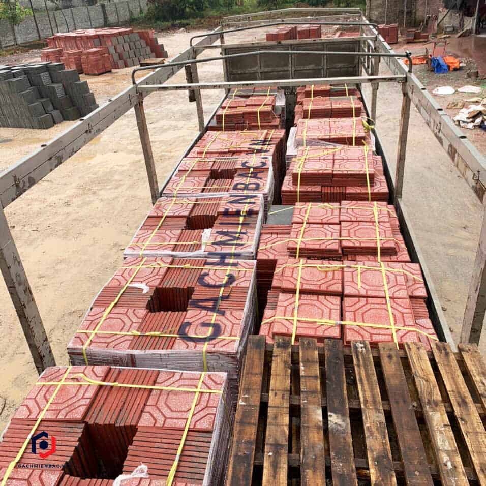 Xe chuẩn bị giao gạch đến công trình